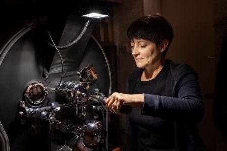 homme se tenant devant un torréfacteur